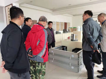 河南省建設(shè)廳科技與標(biāo)準(zhǔn)處康處長、河南省建筑協(xié)會段秘書長、河南省建筑科學(xué)研究院黃工等一行蒞臨考察